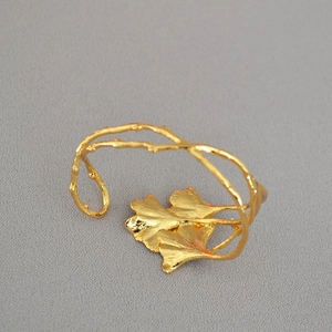Detailansicht des goldenen Ginkgo-Armreifs mit strukturierter, astähnlicher Oberfläche