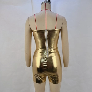 Détail du dos de l'ensemble métallisé doré avec fermeture éclair arrière sur mannequin