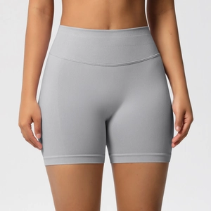 Détail de la taille haute côtelée sur le short de fitness sans couture gris clair