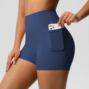 Détail du short de yoga bleu marine à taille haute avec poche latérale pour téléphone