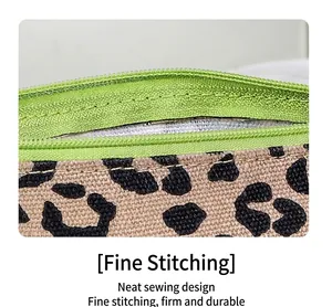 Dettaglio della borsa leopardata in tela con cerniera verde e cuciture piatte di qualità