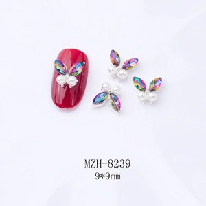 Bijoux d'ongles papillon 3D 9x9mm avec strass AB et perles sur tissu blanc texturé