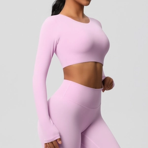 Détail du haut de yoga lavande en tissu brossé double face avec rembourrage de poitrine