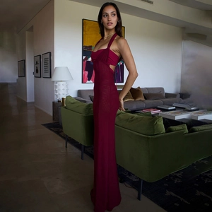 Détail de la conception dos nu avec licou sur cette robe de soirée rouge foncé