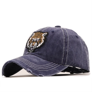 Berretto da baseball in cotone blu lavato con ricamo a tigre e dettagli usurati