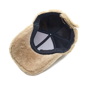Berretto da baseball invernale color kaki con pelliccia sintetica e fodera interna nera