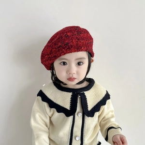 Détail du béret en tweed rouge avec cardigan en tricot à boutons perlés pour filles