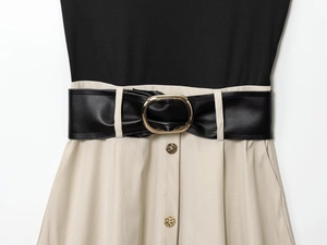 Vue détaillée de la taille de la robe avec ceinture en similicuir et boucle dorée