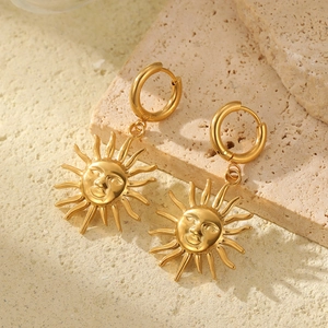 Boucles d'Oreilles Créoles Pendantes Visage Dieu Soleil Vintage Acier Inoxydable Plaqué Or Mythologie Rétro Femmes