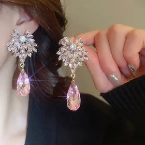 Boucles d'oreilles pendantes en cristal rose avec fleur de diamant et tige en argent