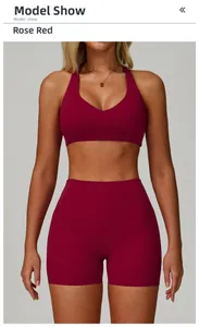 Dettaglio del set reggiseno sportivo con scollo a V e pantaloncini a vita alta rosso rosa