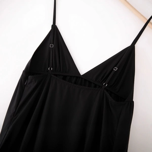 Robe midi noire à col en V avec fines bretelles réglables et détails plissés au buste