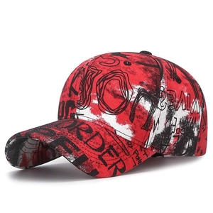 Casquette de baseball en coton rouge avec imprimés graffiti noirs et blancs style urbain