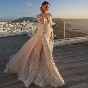 Robe de mariée sirène en dentelle champagne élégante avec manches longues et traîne