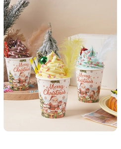 Detailansicht weihnachtlicher Eisbecher mit Nikolaus-Motiv für festliche Tischdekoration