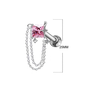 Détail de la boucle d'oreille en zircon rose avec chaîne argentée et mesure de 25mm