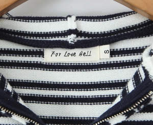 Detaillierte Nahaufnahme von Kragen und Reißverschluss der gestreiften Strickjacke in S