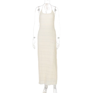 Vue détaillée d'une robe longue blanche à licou en tissu plissé texturé et coupe ajustée