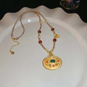 Dettaglio della collana Bodhisattva dorata con zircone verde e decorazioni di perle
