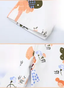 Détail de legging enfant imprimé montrant les coutures soignées et le tissu en coton