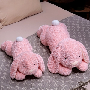 Roze rozenfluwelen pluche konijnenpoppen met lange oren en staart in twee maten