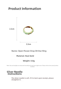 Dettaglio dell'anello regolabile con fiori e stelle in smalto verde, peso di 4,8 g
