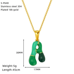 Collier en acier inoxydable plaqué or 18 carats avec pendentif lettre A en émail vert