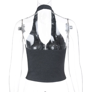 Vue détaillée d'un haut licou noir en maille côtelée présenté sur un mannequin transparent