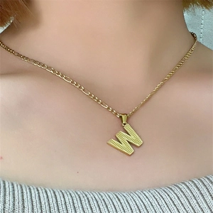 Collana in acciaio inossidabile dorato con pendente lettera W su catena a clavicola