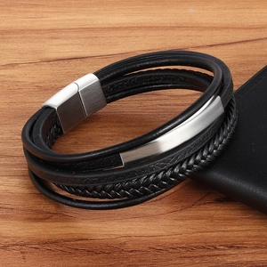 Vista macro di un bracciale multistrato in pelle nera con chiusura magnetica in argento