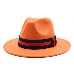 Λεπτομέρεια πορτοκαλί μάλλινου καπέλου fedora με διακοσμητική ταινία σε κόκκινο-μαύρο