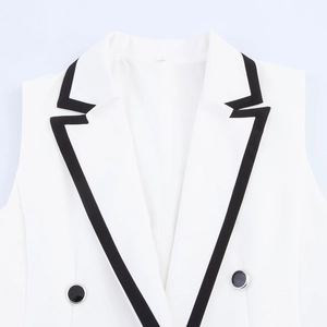 Gilet blanc pour femmes avec bordure noire contrastée et boutons à double boutonnage