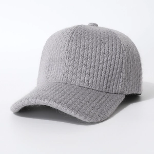 Casquette de baseball en tricot gris minimaliste avec texture mohair et design d'hiver