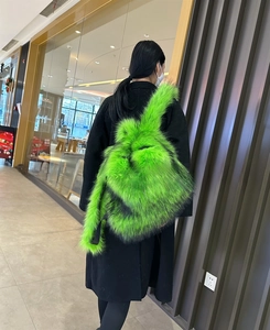 Nahaufnahme des neongrünen Rucksacks aus flauschigem Kunstpelz mit weicher Textur