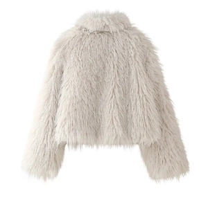 Vue arrière détaillée de la veste en fausse fourrure blanche montrant la texture douce