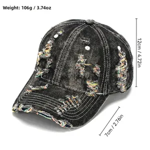 Casquette de baseball en denim usé avec trous effilochés, poids et dimensions indiqués.