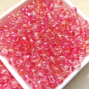 Macro de perles dégradées rose de 6mm dans un bol blanc pour la création de bijoux DIY