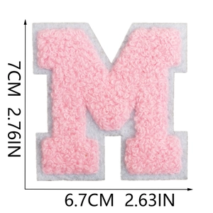 Vista dettagliata della toppa lettera M in ciniglia rosa 7cm con misure precise