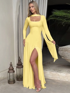 Robe longue jaune à manches longues avec décolleté carré et fente latérale haute
