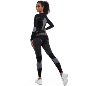 Vue arrière d'un ensemble de sport sans couture avec des motifs jacquard géométriques gris