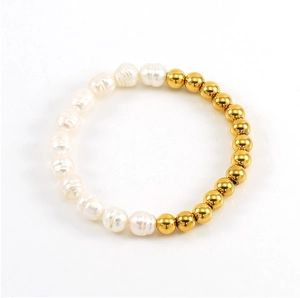 Vue détaillée du bracelet français en perles d'eau douce et billes d'acier doré