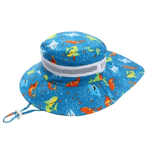 Vue détaillée du chapeau de soleil bleu pour enfants avec motifs requins et mesh aéré