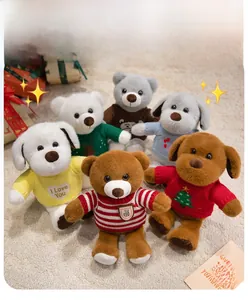 Détail de peluches ours et chiots avec des pulls en tricot colorés sur un tapis doux