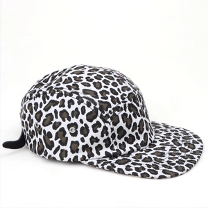 Detail der 5-Panel-Camper-Cap mit Leopardenmuster, Metallösen und verstellbarem Riemen