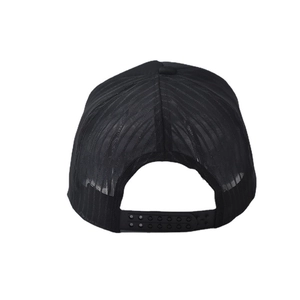 Détail de la fermeture snapback réglable sur une casquette trucker noire en maille de qualité