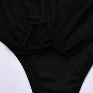 Vue détaillée du design à cordon coulissant et du tissu élastique de ce body à col carré