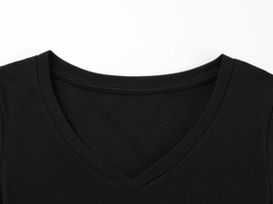 Détail du col en V d'un t-shirt noir en modal montrant les coutures renforcées et le tissu