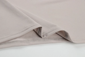 Vue macro détaillée de l'ourlet de la robe et de la texture du tissu gris de qualité