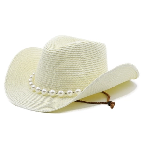 Detail eines Stroh-Cowboyhuts mit eleganter Perlenkette und verstellbarem Kinnriemen