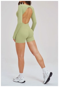 Détail du body dos nu vert clair montrant la découpe ovale et le tissu extensible